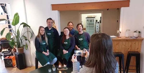 foto waar de journalist een foto neemt van vzw klik