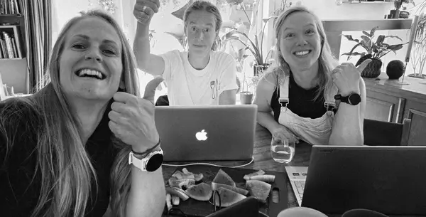 Een groepsfoto aan de computer van Sara, Laurence en Lies